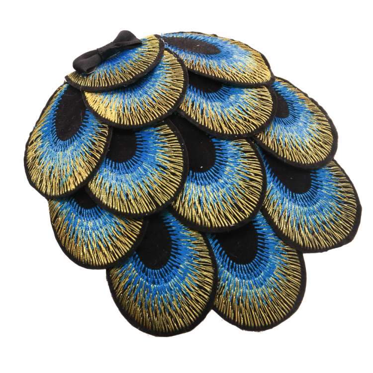 Edler Fascinator mit gestickten Pfauenfeder Applikation